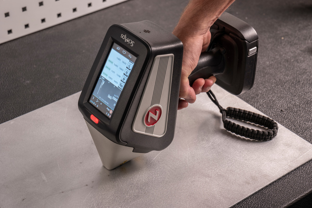 Специалист проводит РФА-анализ металла на объекте